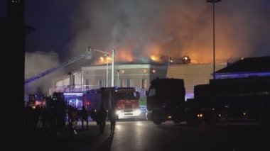 İtfaiyecilerle birlikte geceleri ev yanıyor.