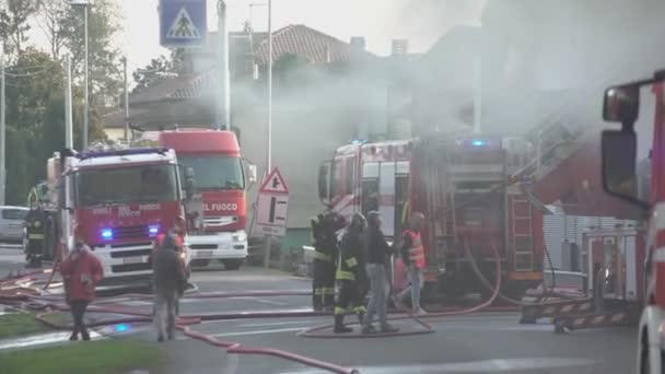 Italiaanse brandweerlieden aan het werk 3 — Stockvideo