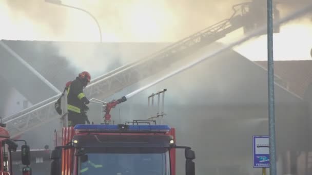 Bombeiro com hidrante — Vídeo de Stock