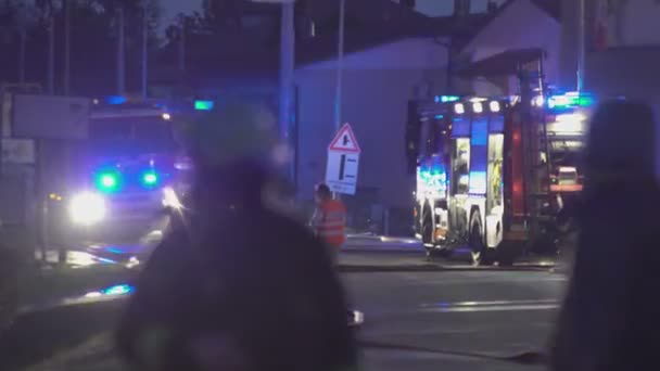 Πυροσβέστες έκτακτης ανάγκης της πόλης νύχτα 11 — Αρχείο Βίντεο