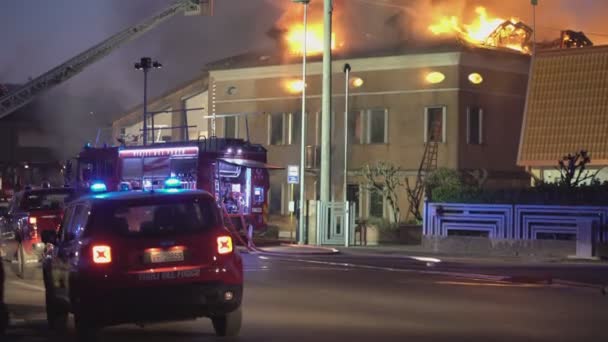 Nocne miasto awaryjnych strażaków 14 — Wideo stockowe