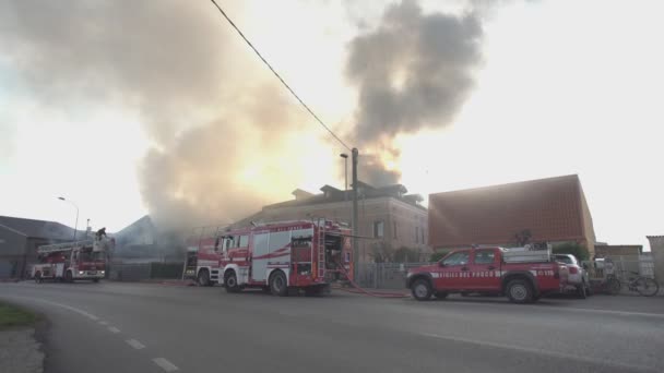 Fuego entre las casas en el pueblo 7 — Vídeos de Stock