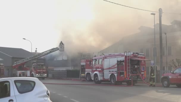 Incendio sulla strada con vigili del fuoco 3 — Video Stock