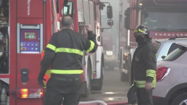 Bomberos en el trabajo — Vídeo de stock