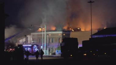 Gece 4. İtfaiyecilerle ev yanıyor.