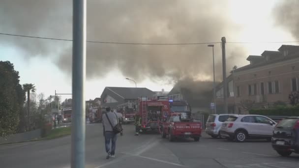 Fuego entre las casas en el pueblo 5 — Vídeos de Stock