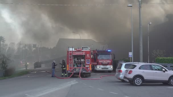 Пожарные выкуривают 15 сигарет — стоковое видео