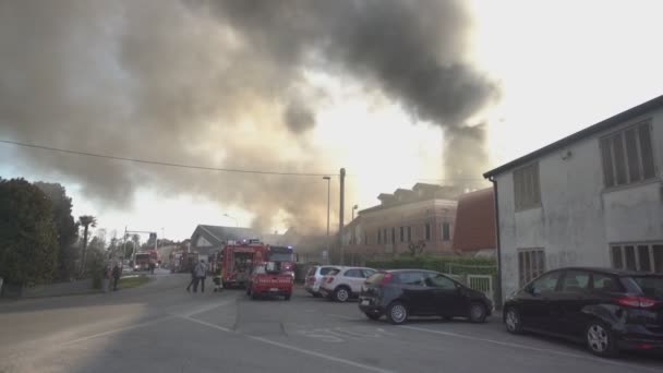 Fuego entre las casas en el pueblo 4 — Vídeos de Stock