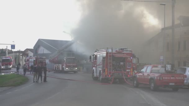Kebakaran di jalan dengan pemadam kebakaran 4 — Stok Video