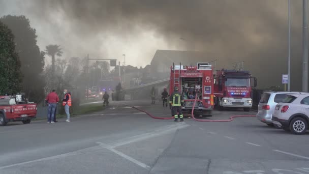 Italští hasiči v práci — Stock video