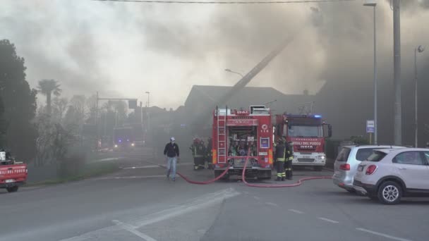 Italiaanse brandweerlieden aan het werk 2 — Stockvideo