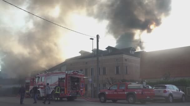 Fuego entre las casas en el pueblo 6 — Vídeo de stock