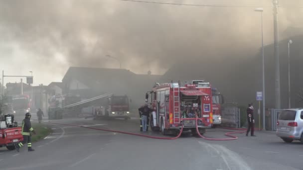 Пожарные выкуривают 13 — стоковое видео
