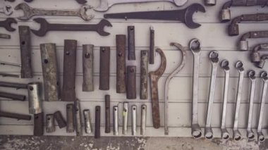 Eski aletler ve asma anahtarlar