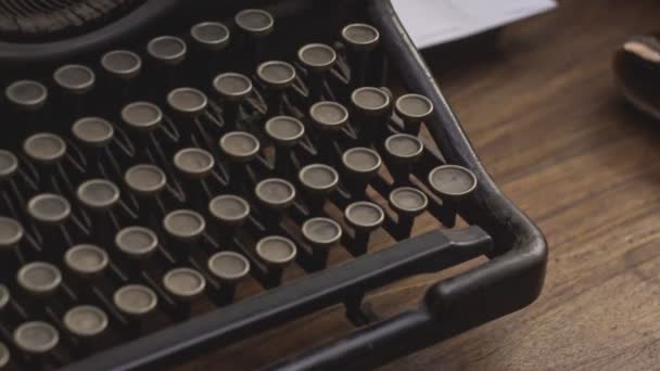 Vintage skrivmaskin detalj 6 — Stockvideo