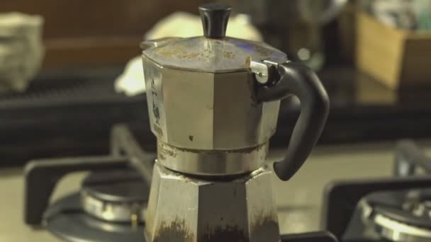 Moka en la cocina — Vídeo de stock