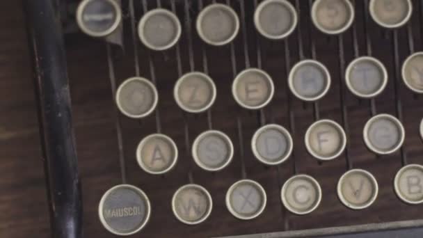 Chaves de uma máquina de escrever vintage — Vídeo de Stock