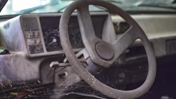 Grupo de instrumentos de un viejo coche abandonado — Vídeos de Stock