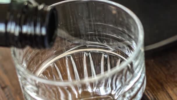 Vierta el licor en el vaso en cámara lenta — Vídeos de Stock