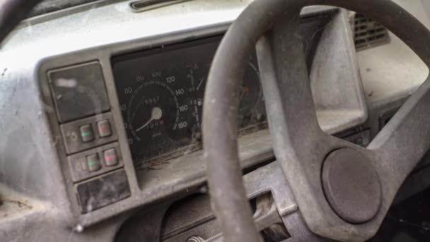 Kombiinstrument eines alten, verlassenen Autos 2 — Stockvideo