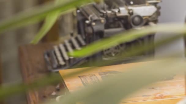 Детали винтажной пишущей машинки — стоковое видео