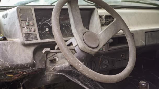 Інструментальний кластер старого покинутого автомобіля — стокове відео