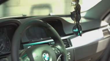 Bardaklar arabada asılı.