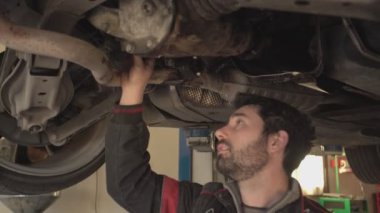 Tamirci araba 2 'yi tamir ediyor.