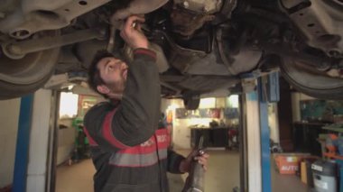 Tamirci 5 numaralı arabayı tamir ediyor.