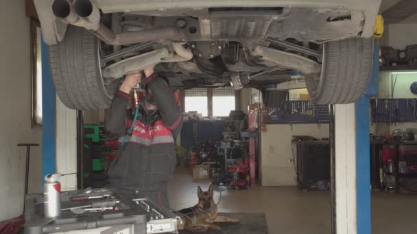 Mechaniker repariert das Auto — Stockvideo