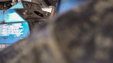 Kulübedeki eski traktör.