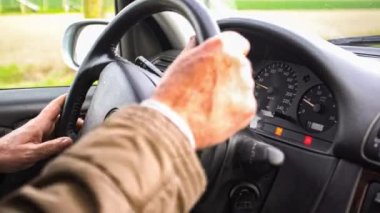 Ellerini direksiyona koy.