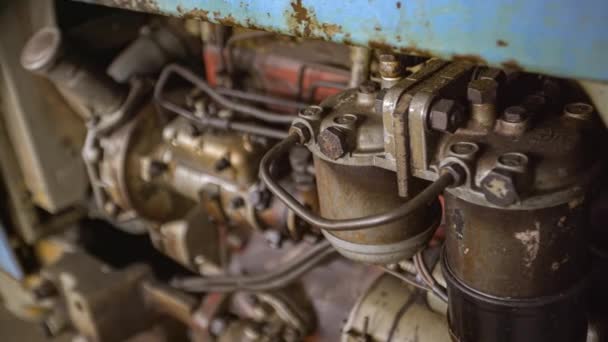 Детали старого тракторного двигателя — стоковое видео