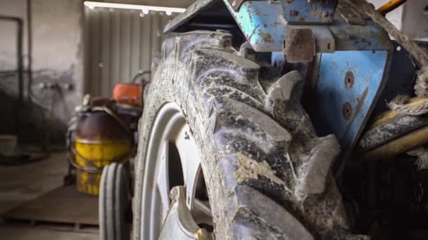 Alter Traktor im Schuppen — Stockvideo