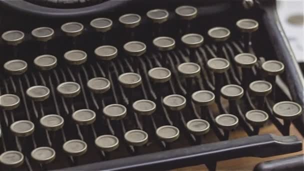 Alte Oldtimer-Schreibmaschine — Stockvideo