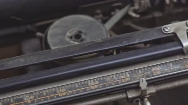 Velha máquina de escrever vintage 4 — Vídeo de Stock