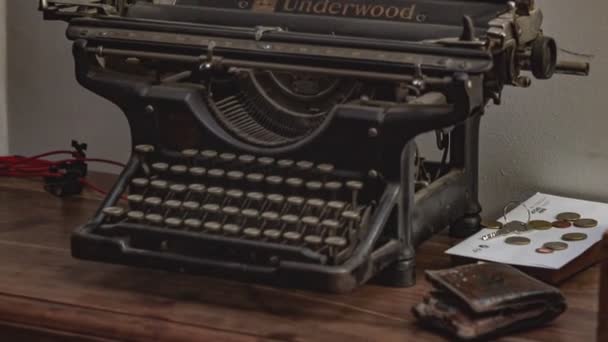 Alte alte Schreibmaschine 5 — Stockvideo