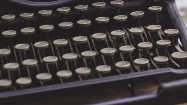 Alte alte Schreibmaschine 3 — Stockvideo