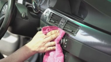 9 numaralı arabanın içini temizle.