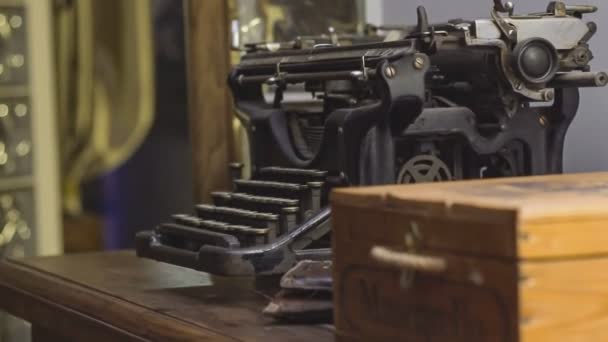 Vintage skrivmaskin detalj 3 — Stockvideo