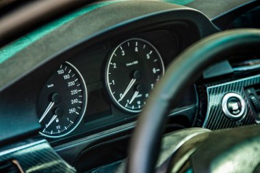 Seçici odaklı görüntülü araba kilometre sayacı detayı