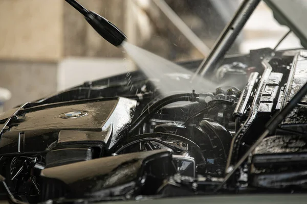 Araç motoru detaylarını seçici bir odak ile yıka