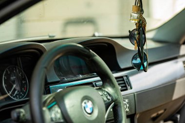 MILAN, İTALYA 28 Mart 2021: Bmw gösterge paneli iç, direksiyon ve kilometre sayacı