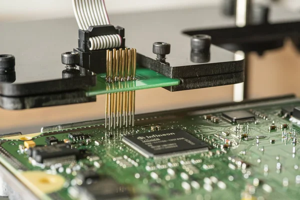 MILAN, ITALY 5 HAZİRAN 2021: Araç eku bank okuma metodunun makro detayları