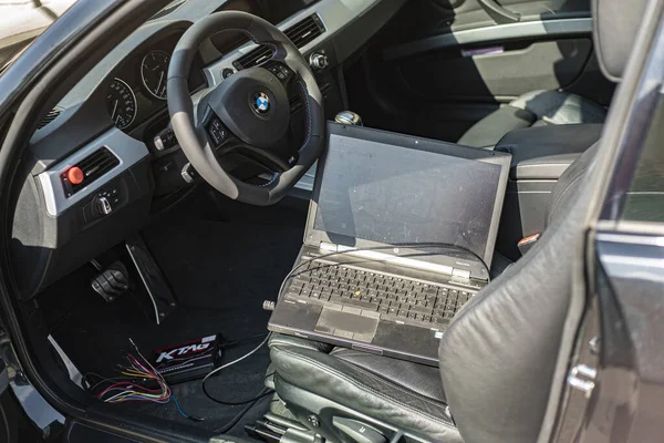 MILAN, ITALY 5 Nisan 2021: Güç eklemek için araba çipi ayarı detayı