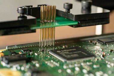 MILAN, ITALY 5 HAZİRAN 2021: Araç eku bank okuma metodunun makro detayları