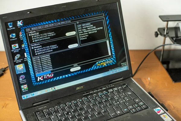 MILAN, ITALY 5 APRIL 2021: Ecu yazılım ekran detayı ve harita değişiklikleri için açıldı