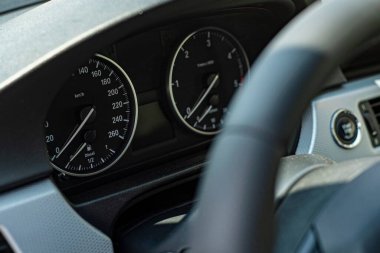 Kilometre ve lüks araba ellerinin ayrıntıları