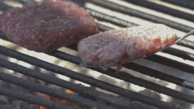 Hamburgerleri ağır çekimde ızgaraya koy