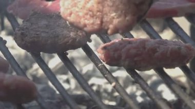 Hamburgeri ağır çekimde ızgarada çevirmenin ayrıntıları